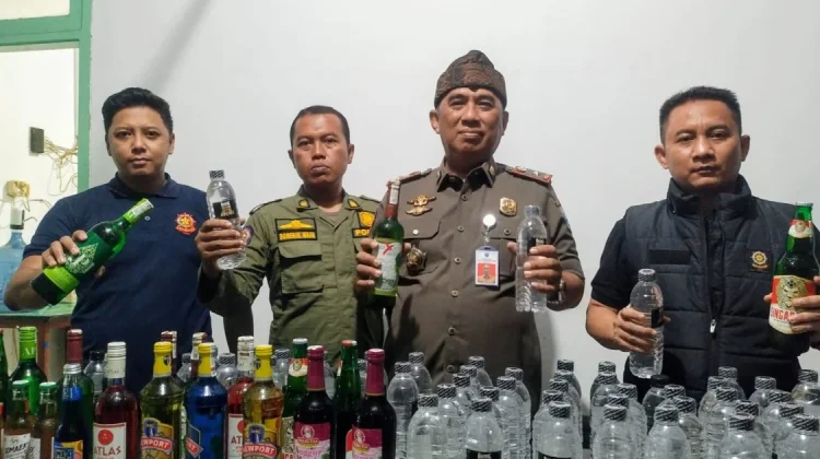 Satpol PP Kabupaten Probolinggo Amankan 98 Botol Miras di Besuk dan Paiton