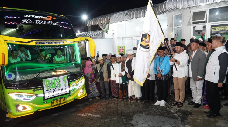 Plt. Wali Kota Batu Heli Suyanto Melepas Nurochman dan 226 Jemaah Haji