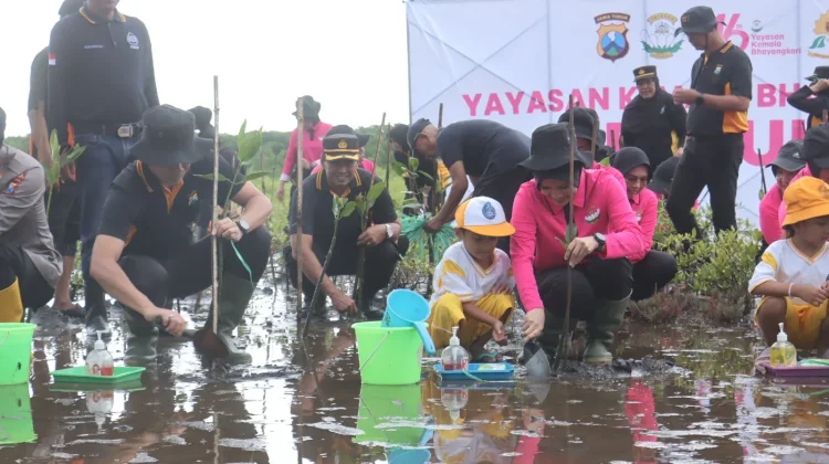 Jaga Ekosistem Pesisir, Polres Probolinggo Kota Tanam Mangrove di Pantai Permata