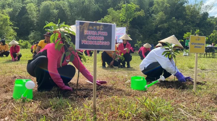 Wujud Kepedulian Lingkungan, Polres Probolinggo Tanam 1.000 Pohon di Maron