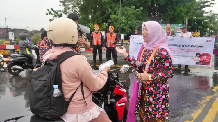 Petugas KAI Berkebaya Edukasi Keselamatan Perlintasan Sebidang