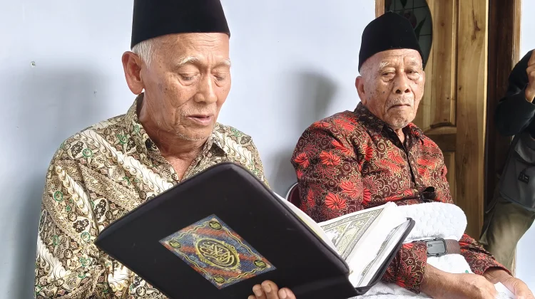 Dua Lansia Blitar Wujudkan Impian Berangkat Haji Bersama