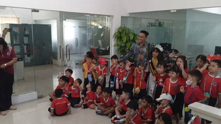Mengenal Alat Komunikasi, KB-TK Gracia Nusantara Malang Kunjungi RRI Malang