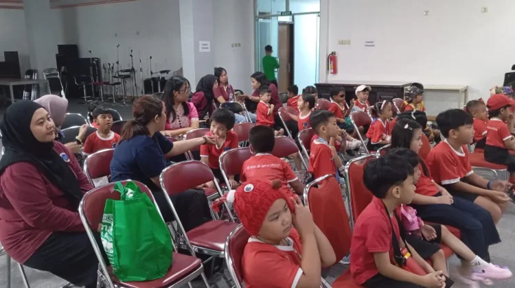 Mengenal Alat Komunikasi, KB-TK Gracia Nusantara Malang Kunjungi RRI Malang