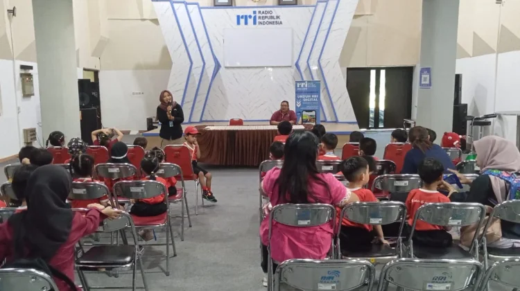 Mengenal Alat Komunikasi, KB-TK Gracia Nusantara Malang Kunjungi RRI Malang