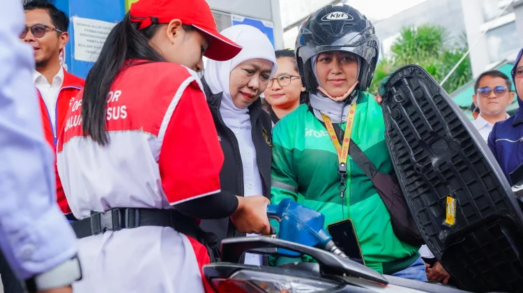 Khofifah Bagikan BBM Gratis untuk Ojol Perempuan