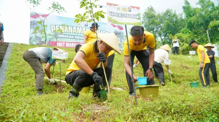 Kapolres Pasuruan Tanam Pohon di Waduk Kalisat