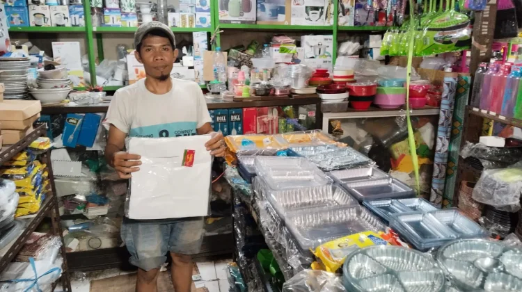 Pedagang Pasuruan Keluhkan Penurunan Daya Beli Plastik