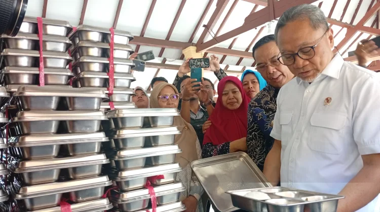 Menko Pangan Zulhas Tinjau Program MBG di Dua Sekolah Favorit Kota Probolinggo
