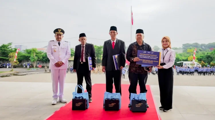 Hari OTODA ke XXX, Bupati Rusdi Serahkan Tali Asih Camat Purna Tugas