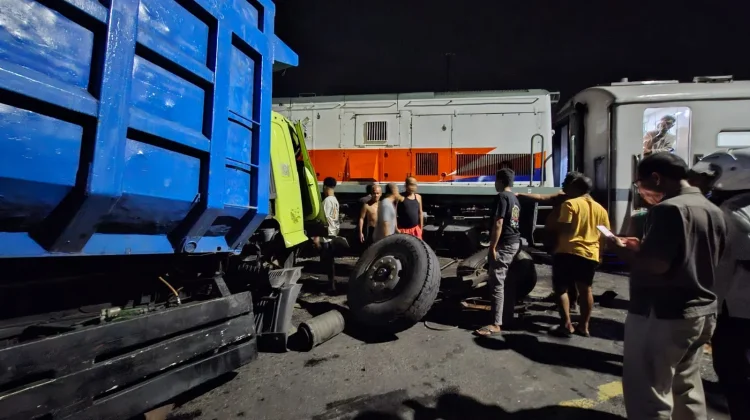 KAI Sayangkan Truk Mogok Tertemper KA Dhoho di Blitar