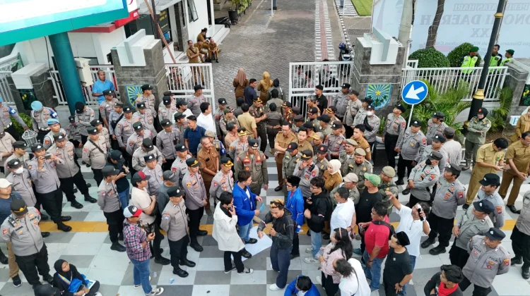 Ratusan Polisi Kawal Demo Mahasiswa di Probolinggo, Kapolres Beri Apresiasi