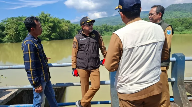 Tinjau Embung Kuripan, Bupati Probolinggo Perkuat Mitigasi Kekeringan