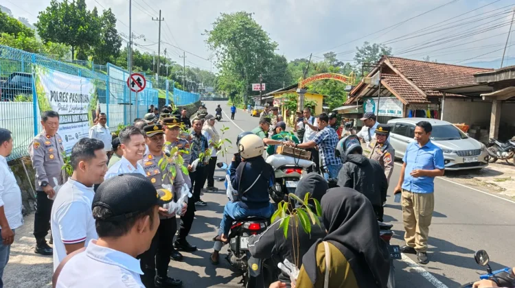 Jaga Lingkungan, Polri, TNI, Pemda sampai Instansi Kehutanan Bagikan Bibit Pohon