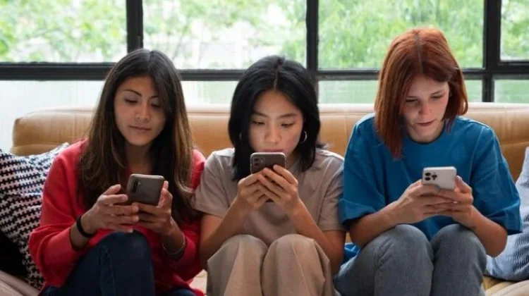 Penggunaan Medsos Berlebihan Ancam Kesehatan Mental Remaja