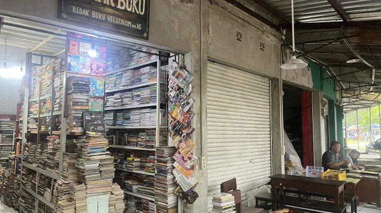 Antara Debu Buku dan Gempuran Digital, Pasar Buku Velodrome Masih Bertahan