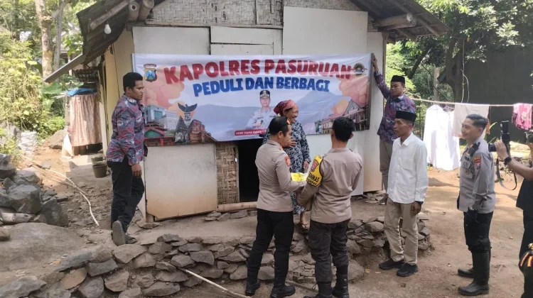 Kapolres Harto Salurkan Bansos untuk Warga Miskin di Pasrepan