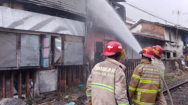 Kebakaran Rumah di Jodipan, Damkar Kota Malang Padamkan Api dalam 40 Menit