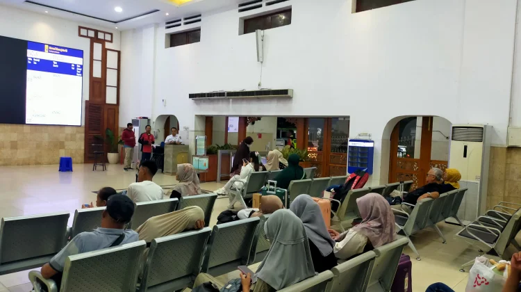 Libur Panjang, Stasiun Blitar Dipadati Penumpang Kereta Api