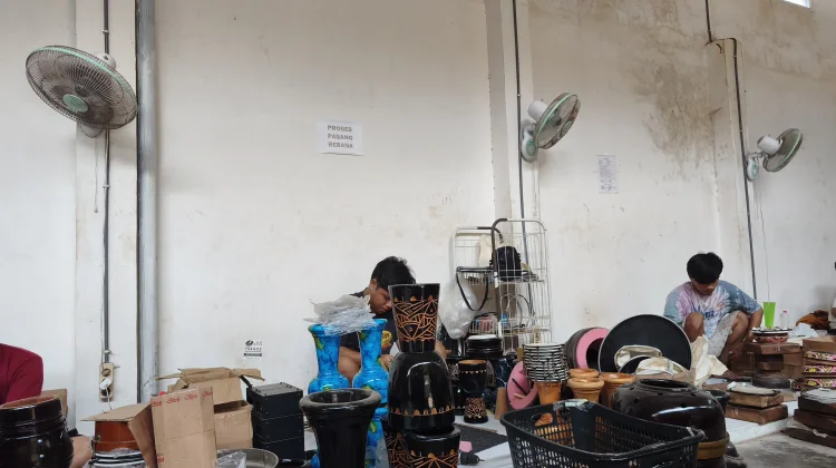 Perajin Kendang Jimbe Blitar Bertahan Ditengah Terdampak Nilai Tukar Rupiah