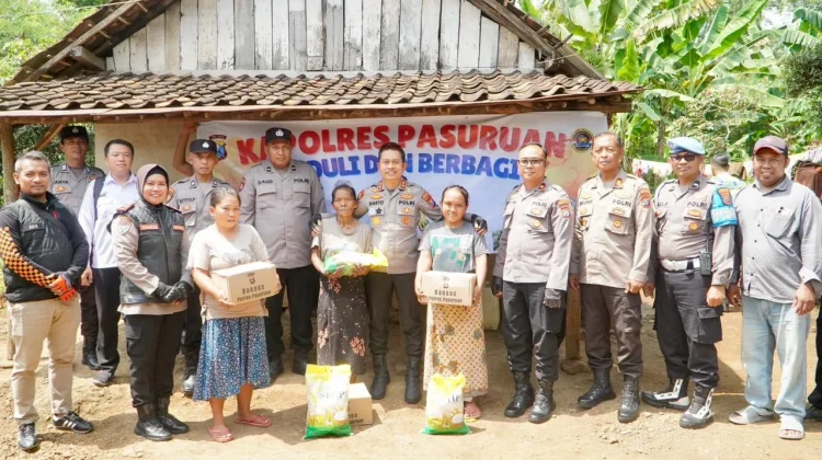 Kapolres Pasuruan Salurkan Bansos untuk Warga Tutur