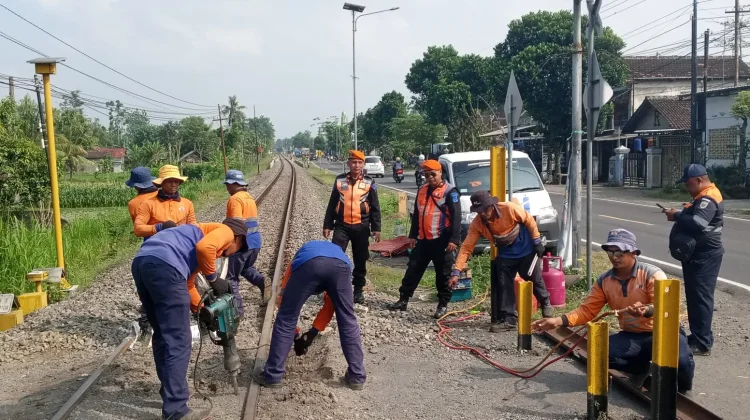 KAI Daop 7 Madiun Tutup Perlintasan Liar di Talun Blitar