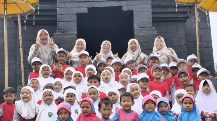 Outing Class RA Muslimat NU 16 Kenalkan Transportasi Umum
