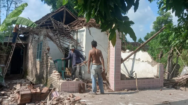 Hujan Lebat Berjam-Jam, Rumah Warga Rembang Roboh