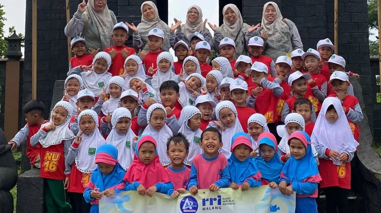 Siswa-Siswi KB RA Muslimat NU 16 Belajar Mengolah Ikan Menjadi Sempol