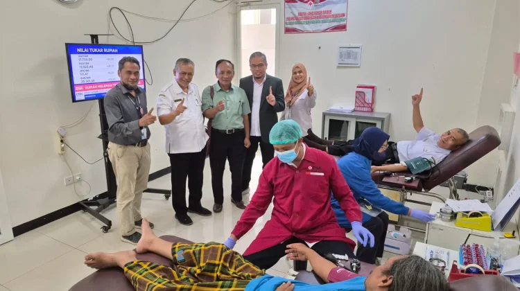 Harkitnas. Puluhan Dokter di Pasuruan Donorkan Darah untuk Kemanusiaan