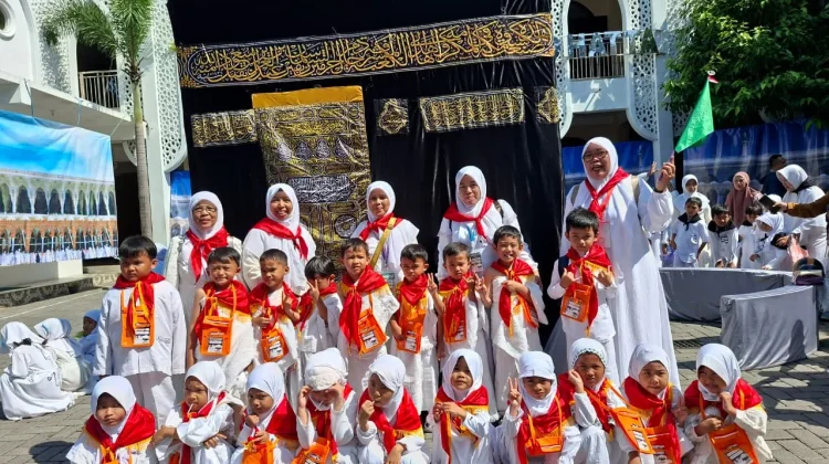 Siswa TK RA Muslimat NU 16 Mengikuti Kegiatan Manasik Haji