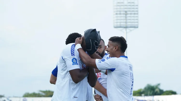 Arema FC Tutup Musim dengan Kemenangan 3-1 Atas PSIM Yogyakarta