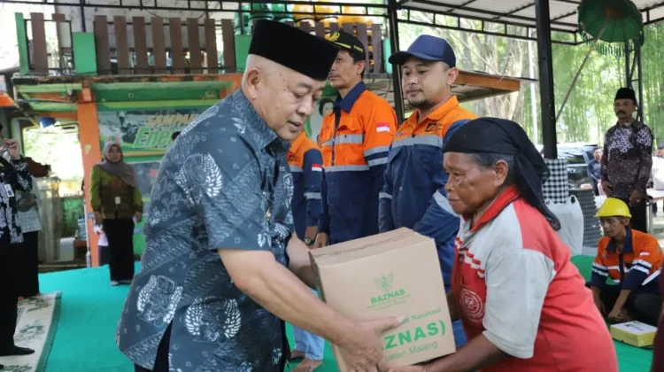 Pemulung dan Sopir Truk Sampah Kabupaten Malang Terima Bantuan Sembako