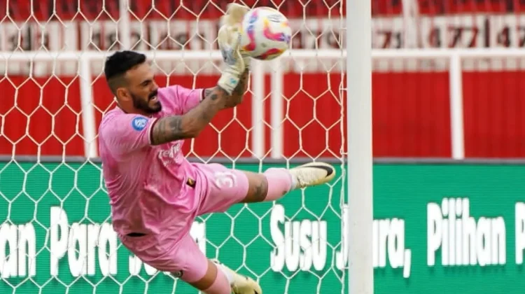 Dua Musim Bertahan, Kiper Lucas Frigeri Resmi Pamit dari Arema FC