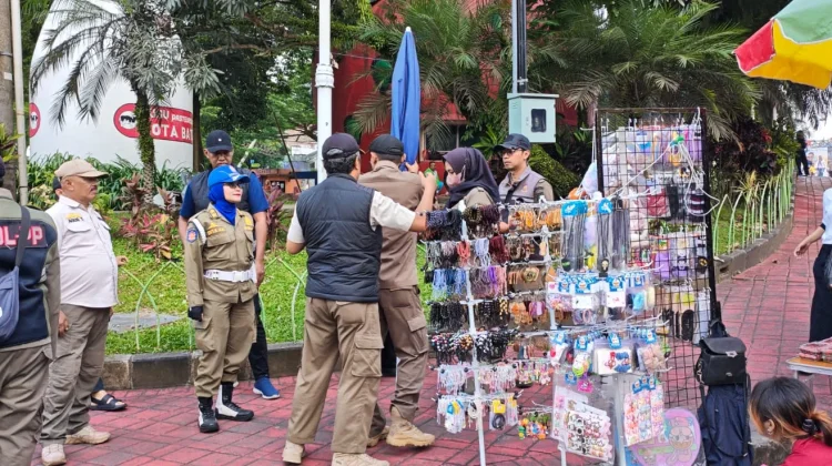 Akhir Pekan, Satpol PP Kota Batu Tertibkan 10-15 PKL di Zona Merah Alun-Alun