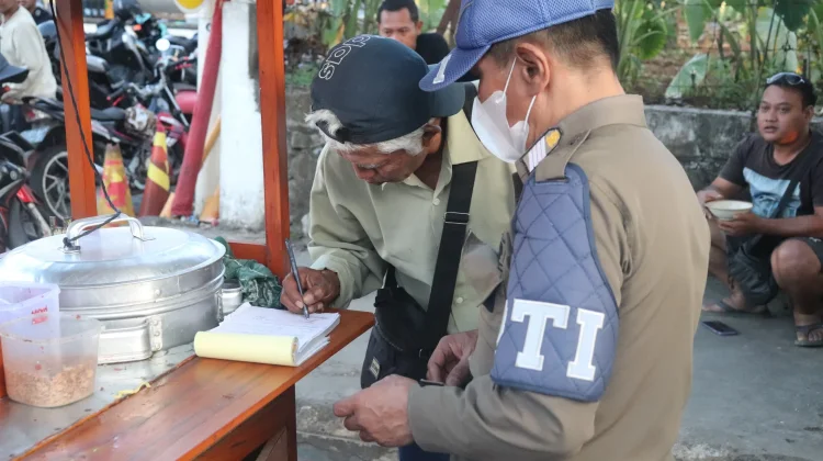 Satpol PP Batu Siapkan Sanksi Pidana dan Denda bagi PKL Bandel di Zona Merah