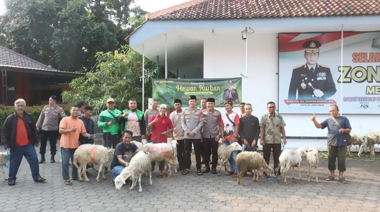 Polres Probolinggo Kota Salurkan 43 Hewan Kurban untuk Masyarakat dan Ponpes