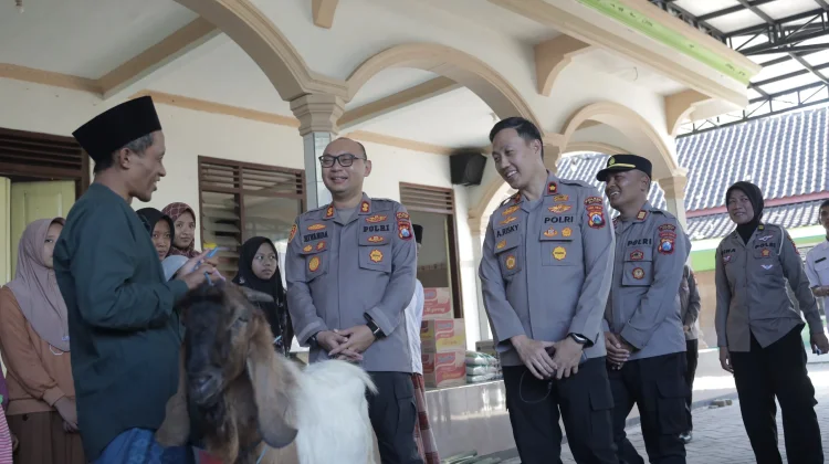 Polres Blitar Bawa Hewan Kurban untuk Anak Panti Kesamben