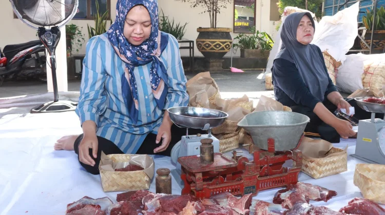 Peduli Lingkungan, Polres Malang Kemas Daging Kurban Iduladha Gunakan Besek Bambu