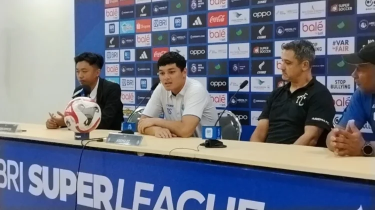 Nyaman di Arema FC, Kiper Adi Satryo Lempar Bola pada Manajemen soal Nasibnya