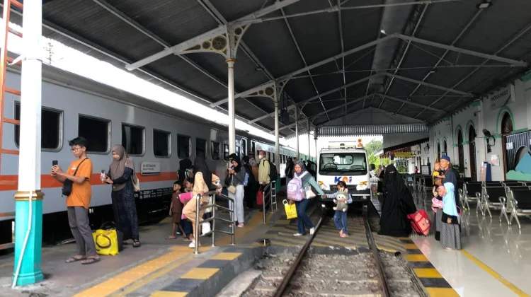 Belasan Ribu Penumpang Padati Stasiun Daop 9 Jember pada Hari Raya Iduladha 1447 H