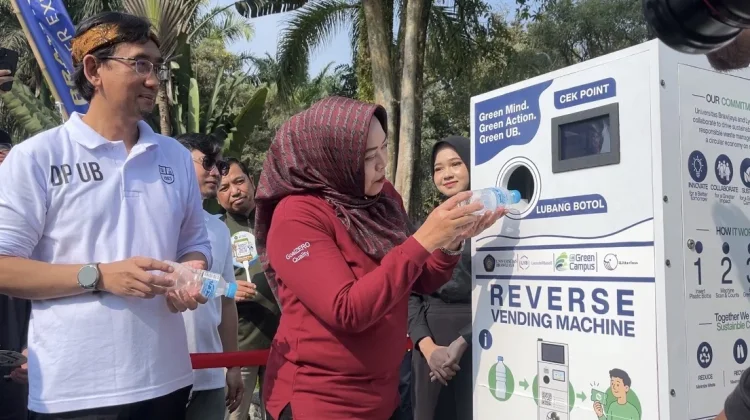 Mahasiswa UB Kini Bisa Tukar Botol Bekas Jadi Poin lewat Reverse Vending Machine