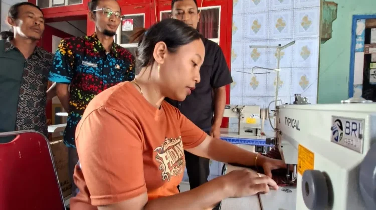 Terima CSR Alat Konveksi, KUBE Garda Pandawa Genengan Siap Dongkrak Produksi Usaha