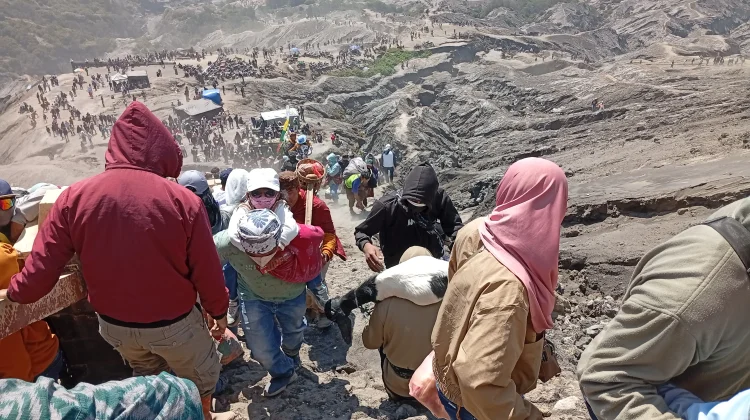 Status Bromo Masih Waspada, Umat Hindu Tengger Diimbau Patuhi Radius