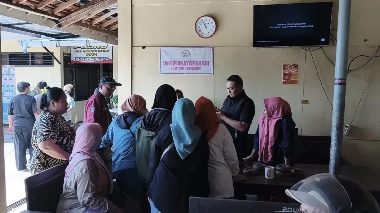 Belasan Warga Kehilangan Ponsel saat Rebutan Telur Gratis