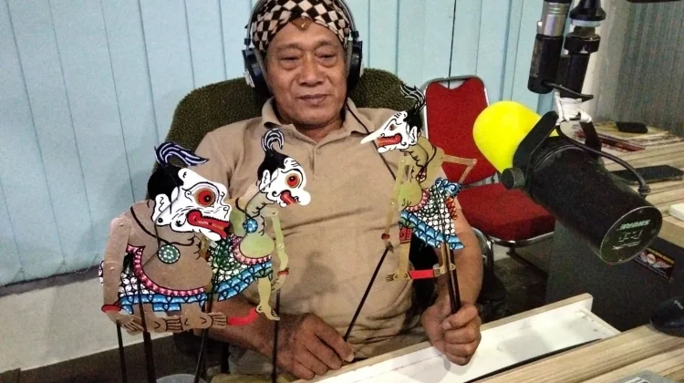 Wayang Kulit Masuk Studio: Kelucuan Semar, Bagong, dan Gareng Mengisi Udara Radio