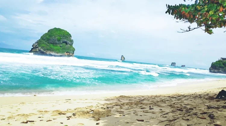 Pantai Goa Cina, Destinasi Eksotis dengan Ombak Unik Malang