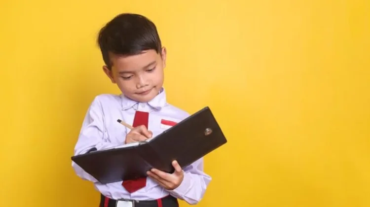 Pembagian Rapor Jadi Momen Evaluasi Guru dan Orang Tua