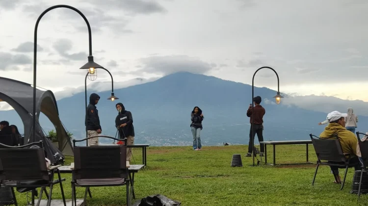 Thana Eatery, Tempat Nongkrong dengan Panorama Gunung yang Jadi Favorit Anak Muda