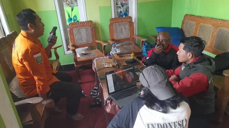 Tiga Pendaki Ilegal Terjatuh di Semeru, Satu Dievakuasi dengan Medan Ekstrem